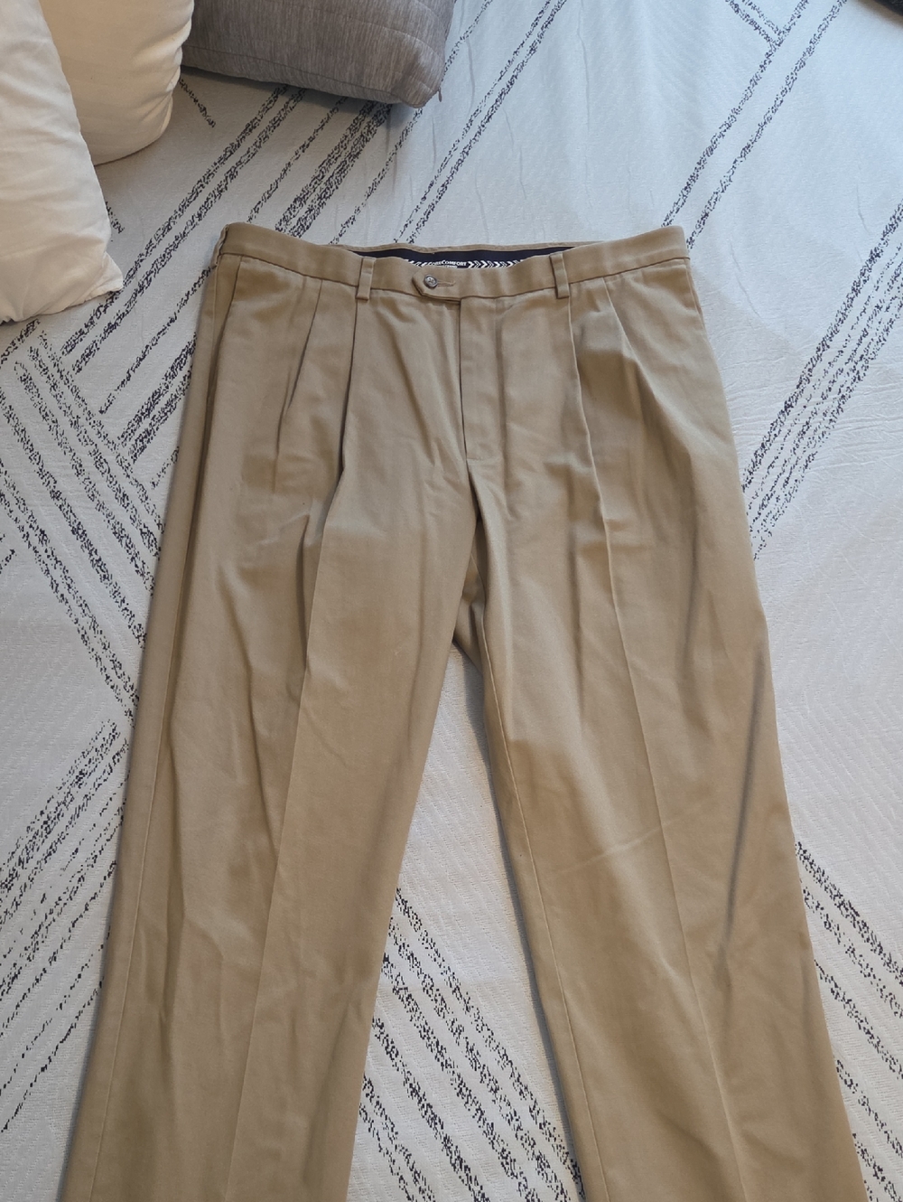 Roundtree & Yorke Men's Pleated Chinos - Tan